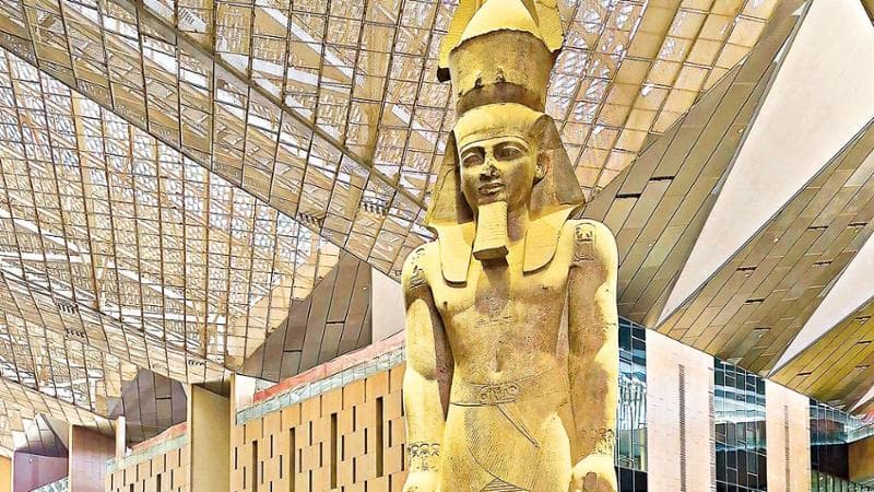 La statua di Ramses II all'ingresso del Grand Egyptian Museum di Giza
