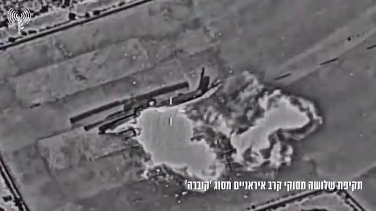 L'esercito israeliano bombarda elicotteri iraniani a terra: il video del raid