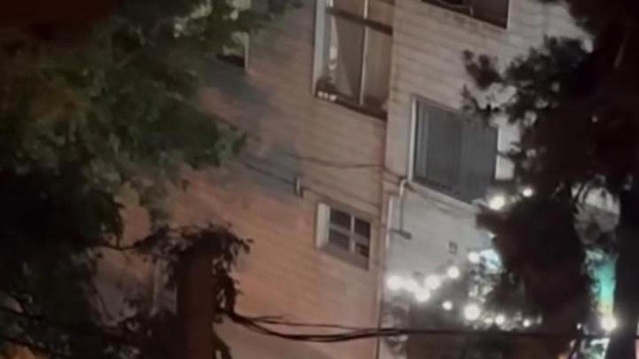 Teheran, il violinista Amir Mazrouei scende in strada e suona durante i bombardamenti