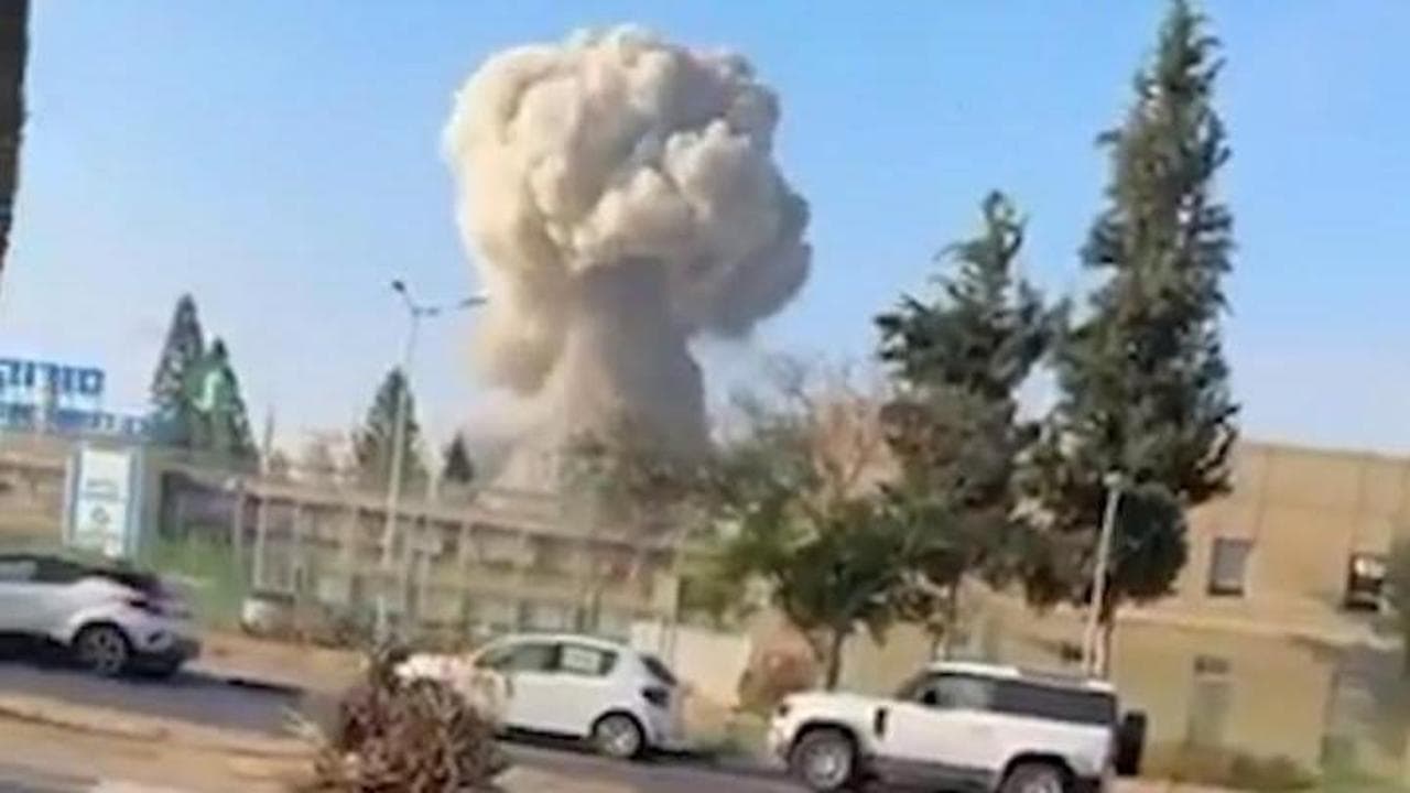 Israele, missile iraniano sull'ospedale di Soroka: il video dell'esplosione e del panico all'interno