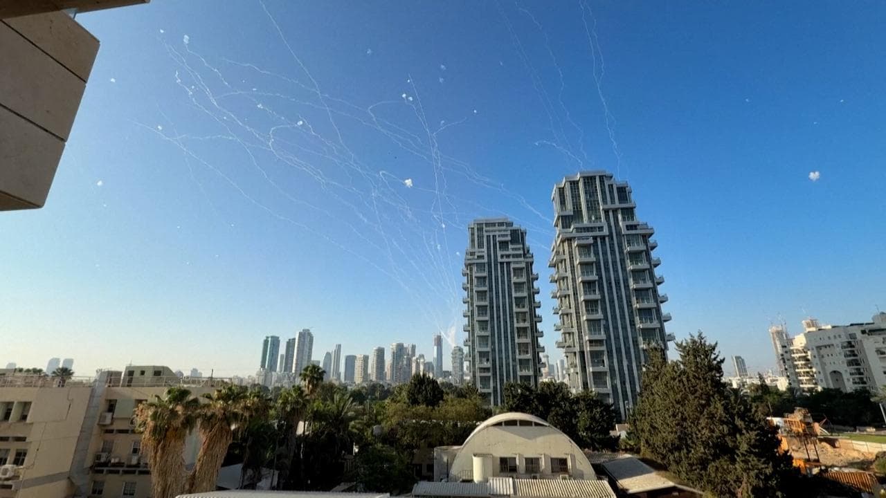 Israele, Tel Aviv sotto attacco: le esplosioni e le scie della contraerea