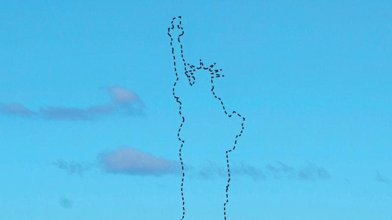 In una nostra elaborazione - il piedistallo senza la Statua della Libertà (Getty images)