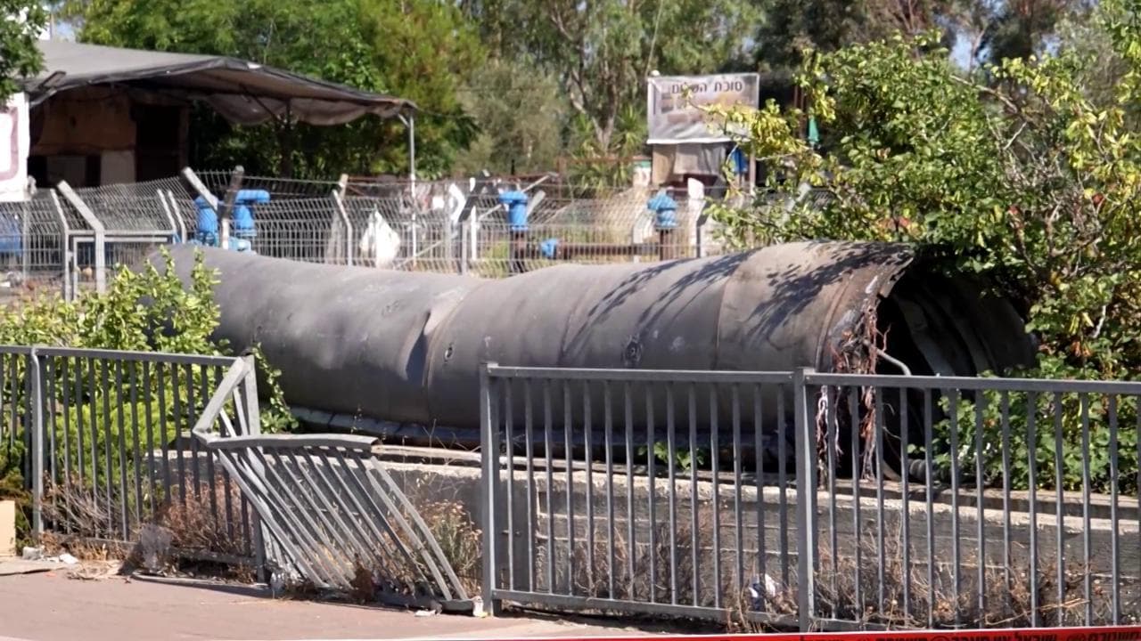 Israele, enorme pezzo fusoliera di un missile iraniano caduto in Cisgiordania