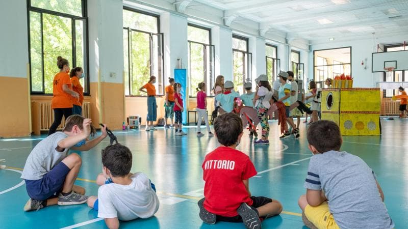 Bambini in un campo estivo dopo la chiusura delle scuole
