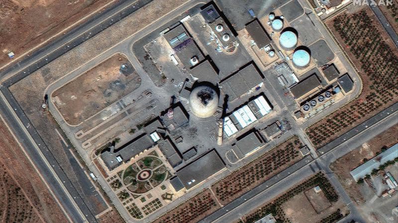 Il nucleare, nuovi raid dell’Idf: colpito il reattore di Arak. I pasdaran: “Fermeremo Hormuz”