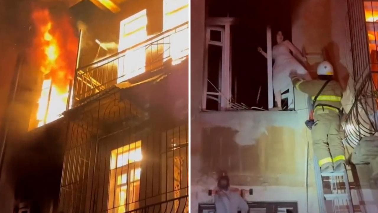Ucraina, attacco russo a Odessa: gli abitanti salvati dalle finestre del palazzo in fiamme