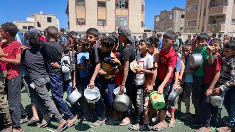 Palestinesi in fila per gli aiuti umanitari
