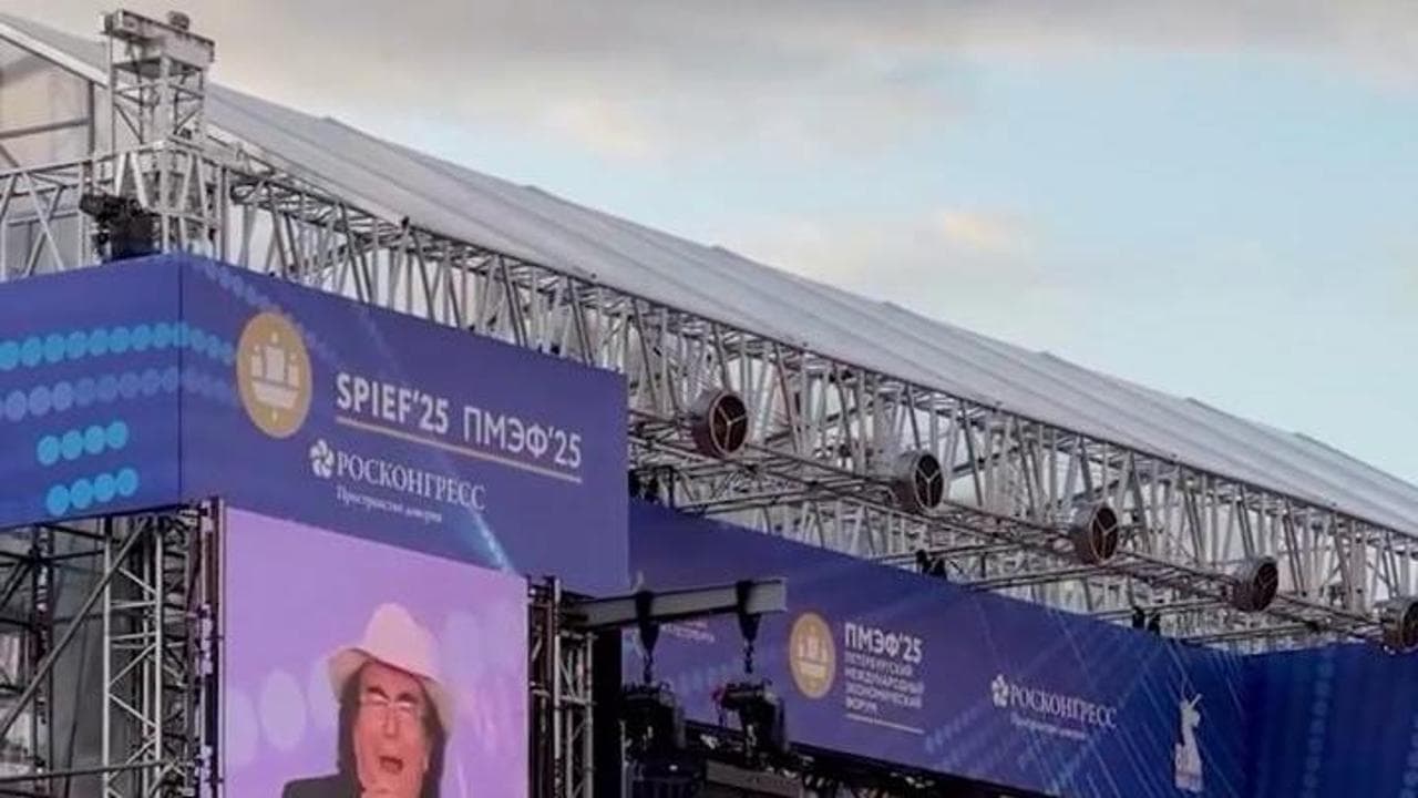 San Pietroburgo, Al Bano in concerto nonostante le polemiche: l'artista sul palco canta "Felicità"
