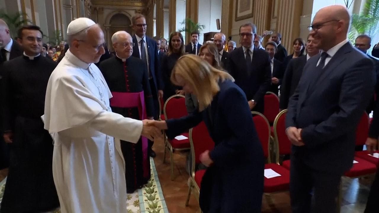 Giubileo dei governanti, Meloni al Papa: "Si è assestato?". Prevost: "Tutto bene"