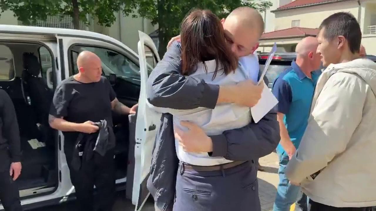 Bielorussia, rilasciato il leader dell'opposizione Serghei Tikhanovsky: l'abbraccio con la moglie
