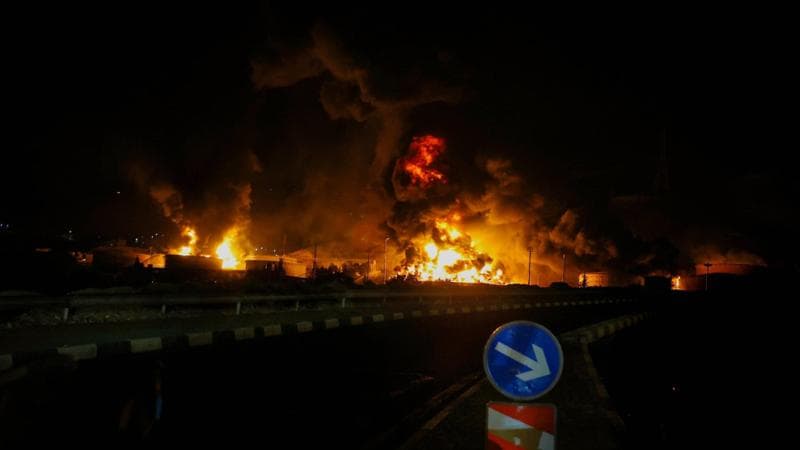 Teheran, “noi ostaggi del regime e terrorizzati dalle bombe, ma speriamo ci possano liberare”