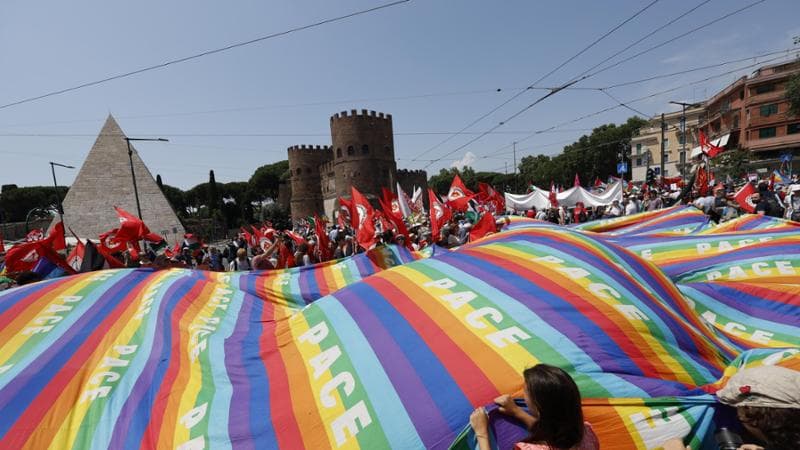 Il corteo contro il riarmo a Roma