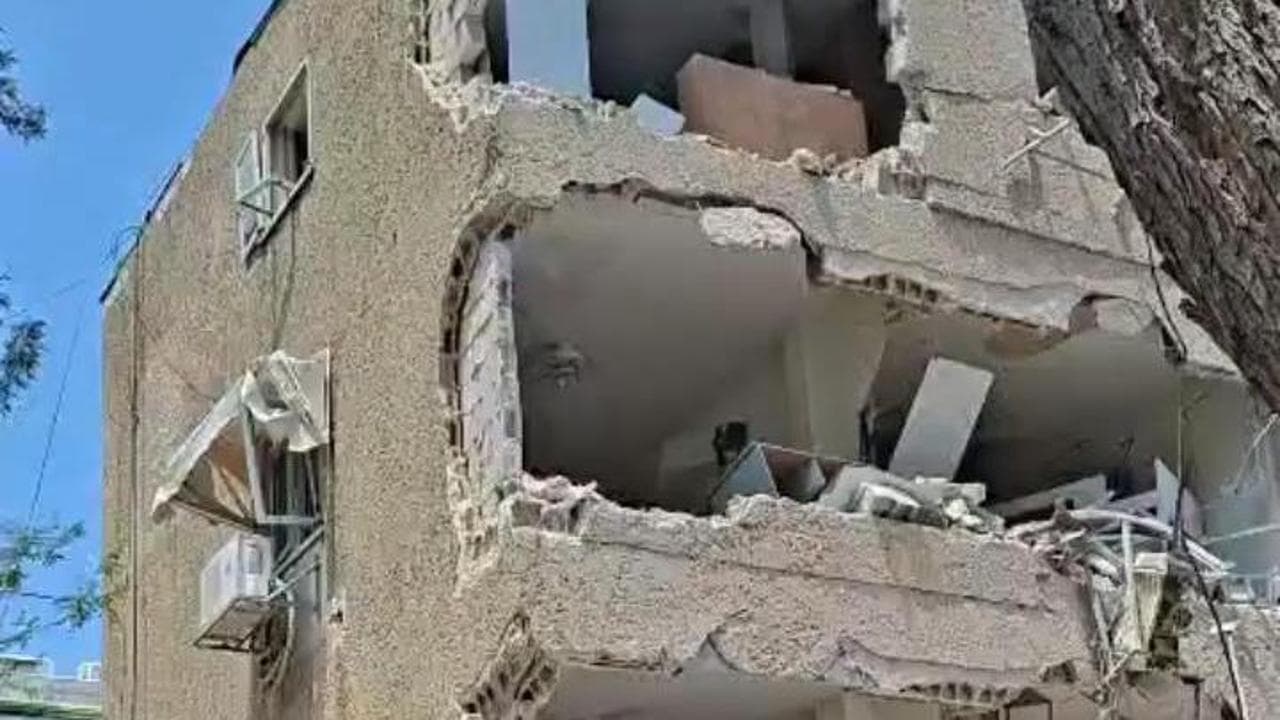 Tra le macerie dei palazzi bombardati a Tel Aviv, Caferri: "Centinaia di famiglie evacuate"