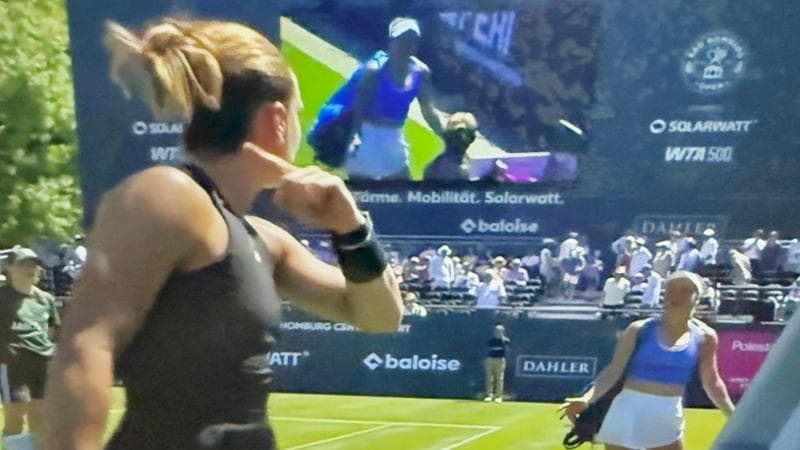 Un fermo immagine dell'alterco tra Sakkari e Putintseva
