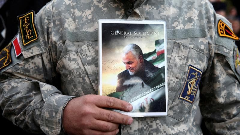 Un manifestante ricorda il generale Qassem Soleimani, ucciso all'aeroporto di Baghdad nel gennaio 2020