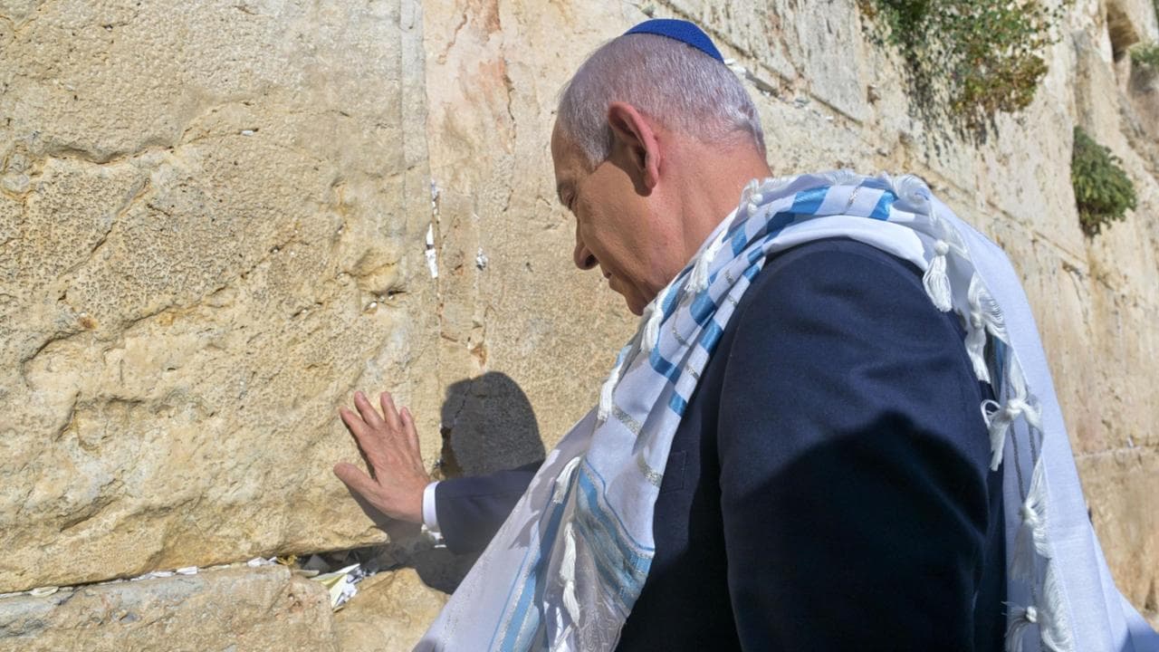 Netanyahu al Muro del Pianto prega per la salute di Trump