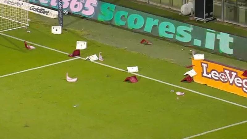 I seggiolini lanciati in campo dai tifosi della Salernitana