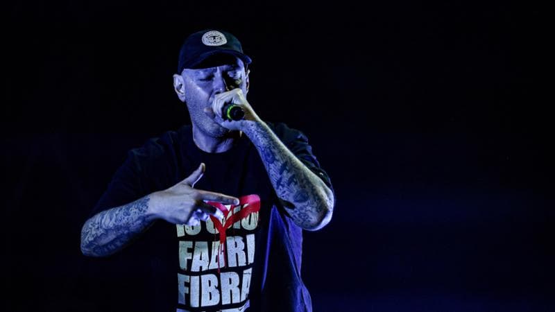 Fabri Fibra canta la rabbia con Guccini e Dalla. La recensione di Gino Castaldo