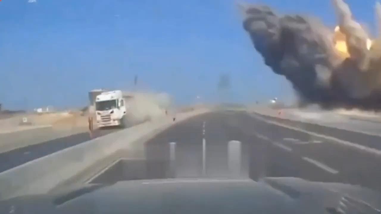 Un missile iraniano si schianta accanto all'autostrada ad Ashdod, in Israele