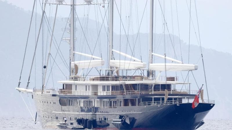 Bezos, il super yacht da 130 metri per ragioni di sicurezza non approderà in laguna: “C’è paura”