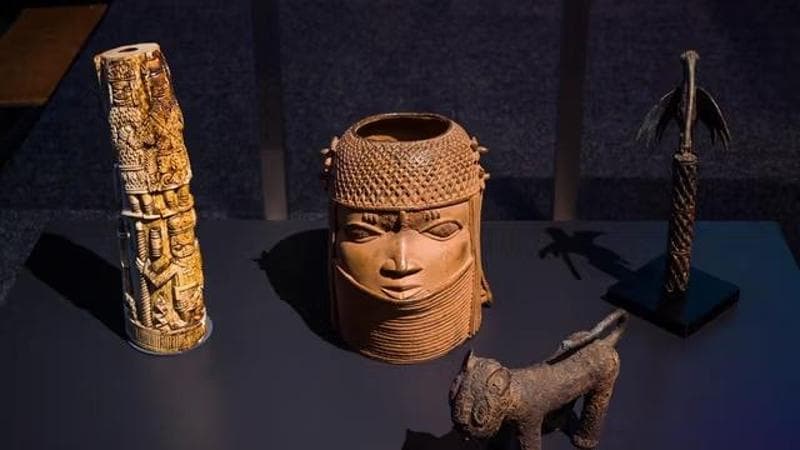 Un gruppo di bronzi del Benin in mostra al Wereldmuseum di Leida, in Olanda