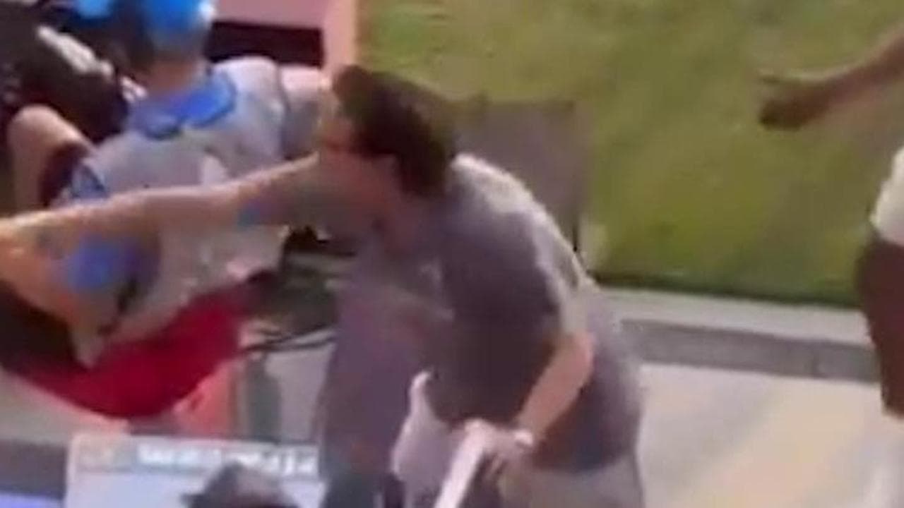 Simone Inzaghi furioso con il collaboratore che ritarda troppo le sostituzioni: "Dai, dai dai!"
