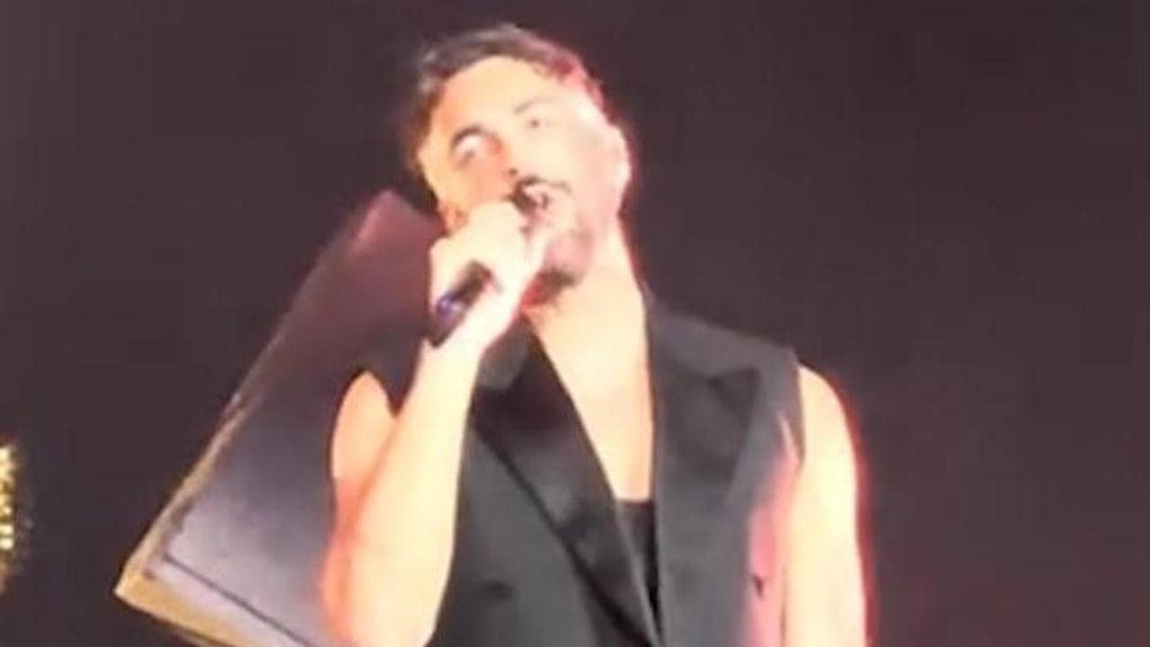 Mengoni si commuove cantando "Luce": l'omaggio alla madre scomparsa