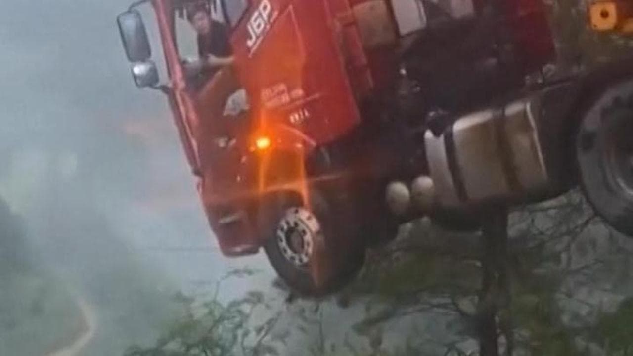 Cina, ponte crolla sotto il camion: autista intrappolato nel vuoto e salvato all’ultimo istante