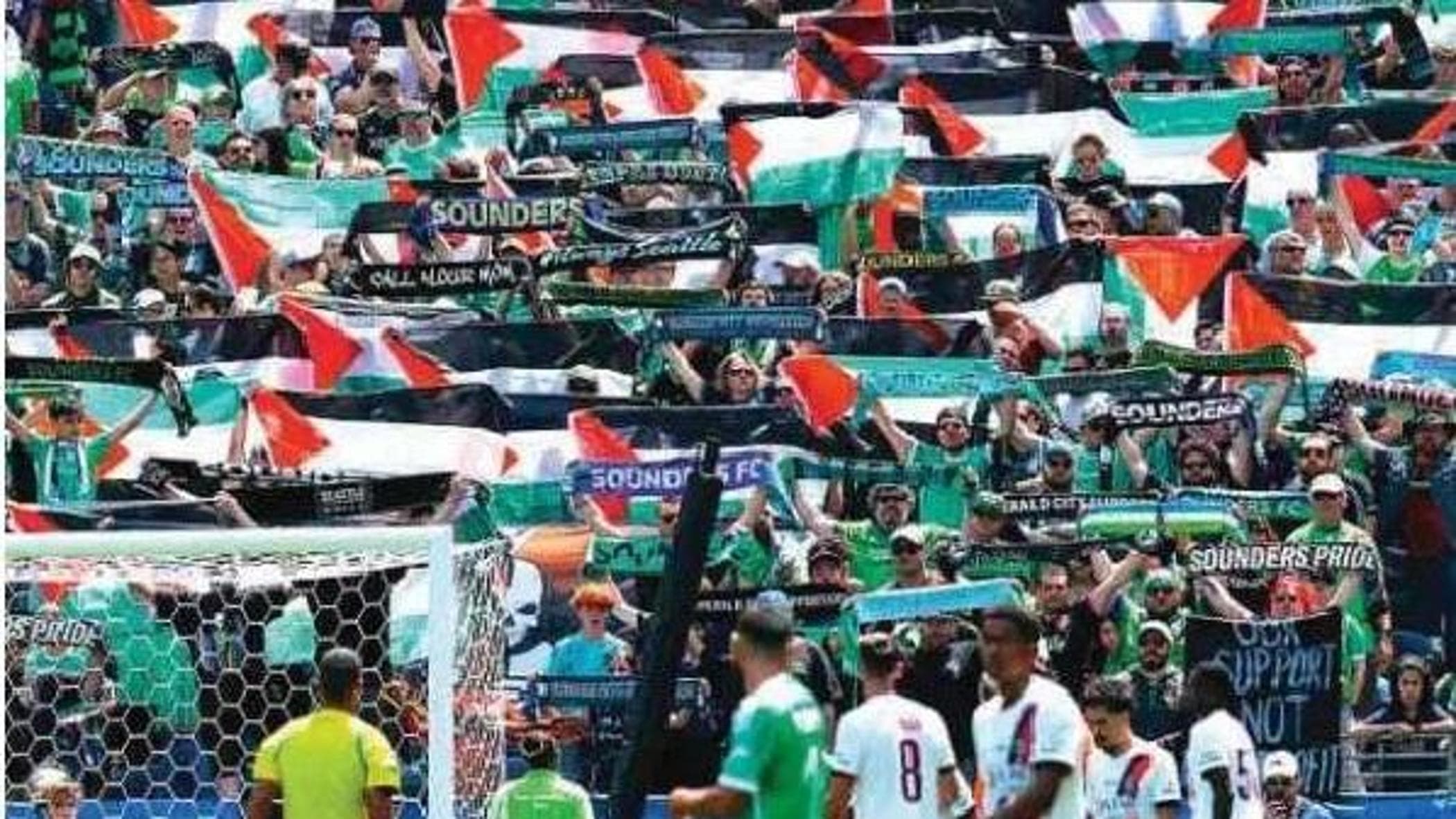 クラブワールドカップ、シアトルスタジアムのパレスチナ旗。 「サッカーからイスラエルの外」 – サッカー