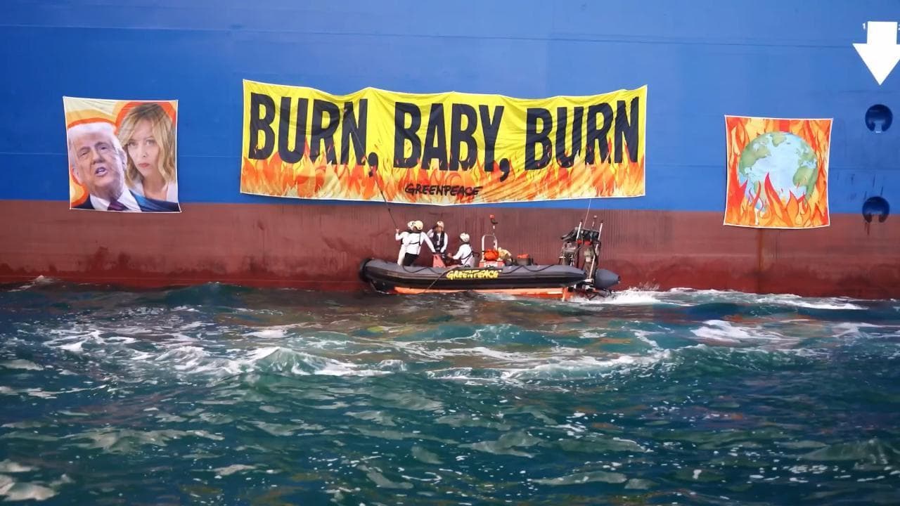 Protesta di Greenpeace contro Meloni e Trump per gli investimenti in gas fossile: "Burn, baby, burn"
