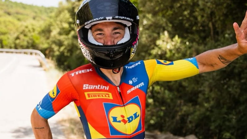 Aleix Espargaro in tenuta da ciclismo e casco da MotoGp