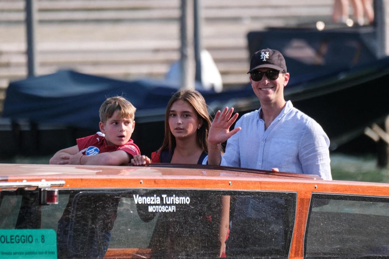Il marito di Ivanka Trump, Jared Kushner, con i figli, al suo arrivo a Venezia