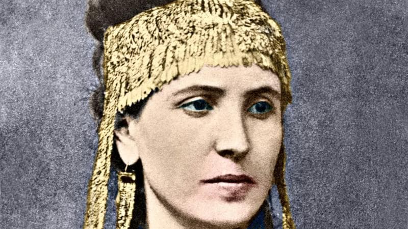 La moglie di Heinrich Schliemann, Sofia, indossa i gioielli d'oro di Troia, trovati dal marito e scambiati per il Tesoro di Priamo&nbsp;

