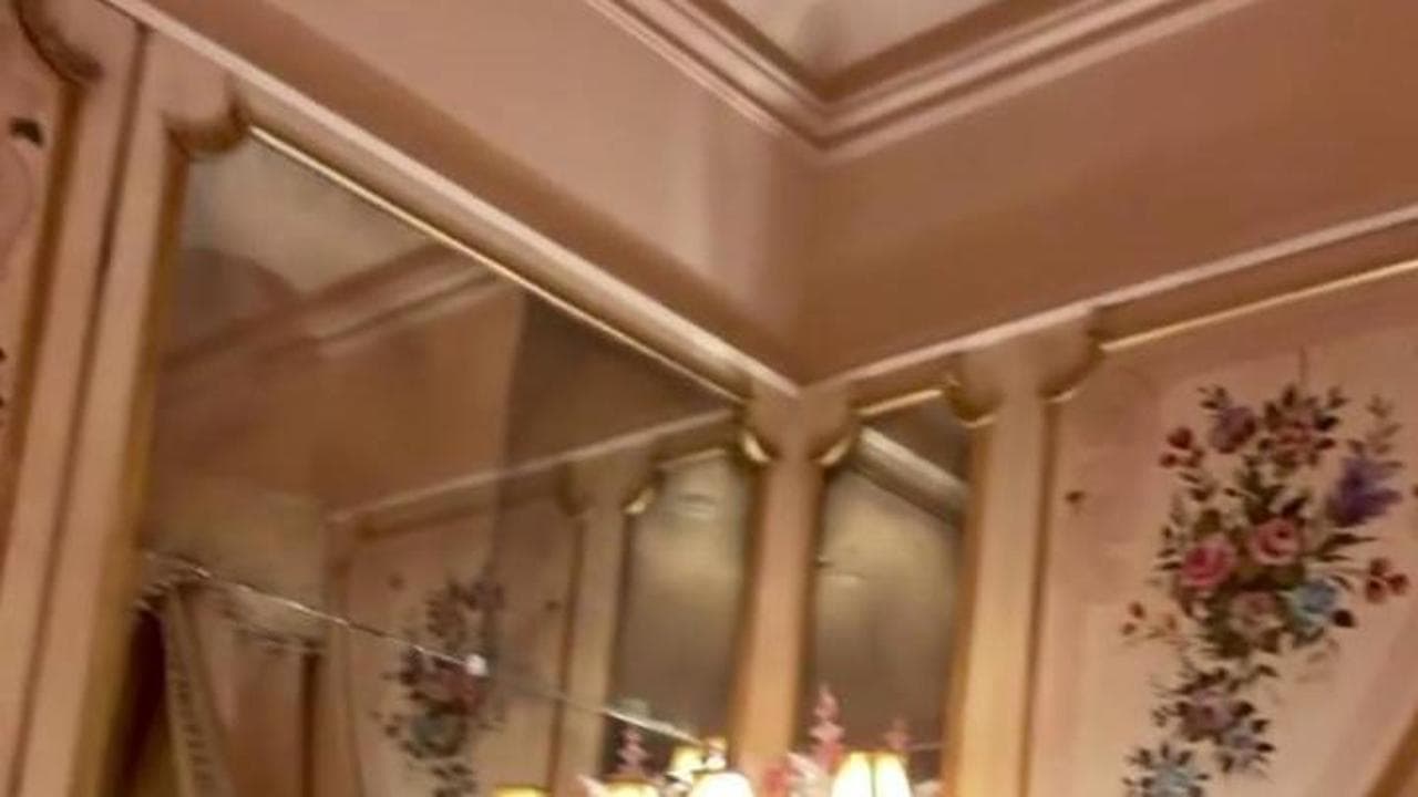 L'avvocato Sandy Lal a Venezia: il video-selfie in accappatoio svela il lusso delle nozze di Bezos