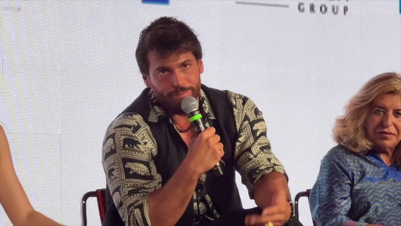 Can Yaman, bagno di folla a Riccione per il nuovo "Sandokan"