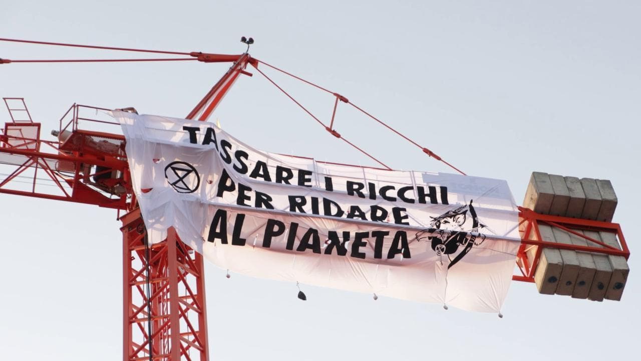 Bezos a Venezia, striscione contro i ricchi: acceso derby fra attivisti per il clima e gondolieri