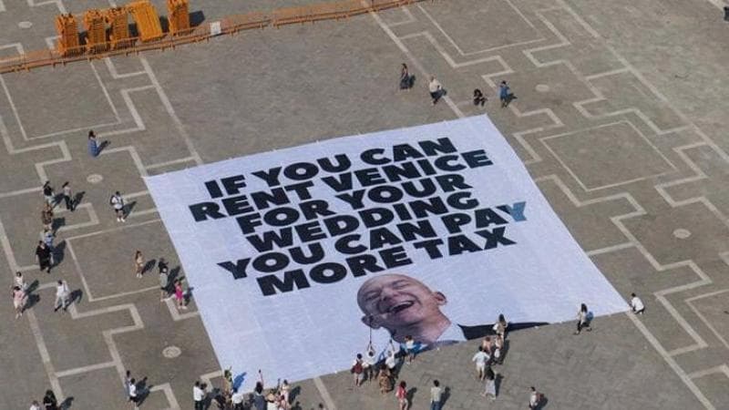 Una delle slide della campagna Avs contro Bezos a Venezia