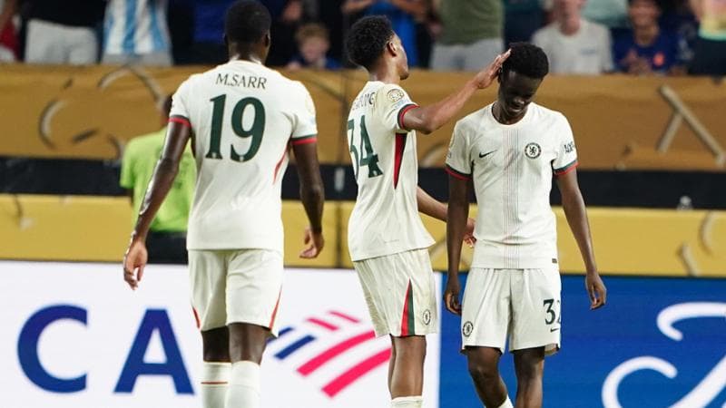 Tyrique George festeggiato dai compagni del Chelsea
