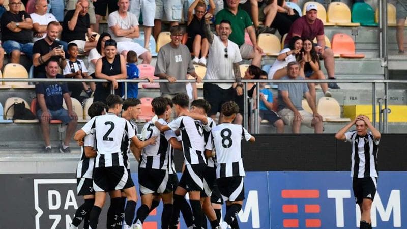 Marchisio (numero 8) esulta con i compagni