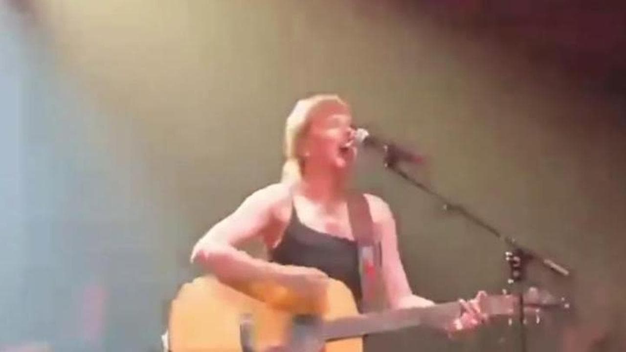 Nashville, Taylor Swift si esibisce a sorpresa: la popstar canta “Shake It Off”