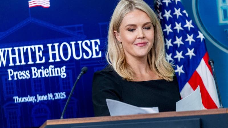 Parodie e critiche per Leavitt, la portavoce di Trump: “pappagallo” delle bugie del presidente