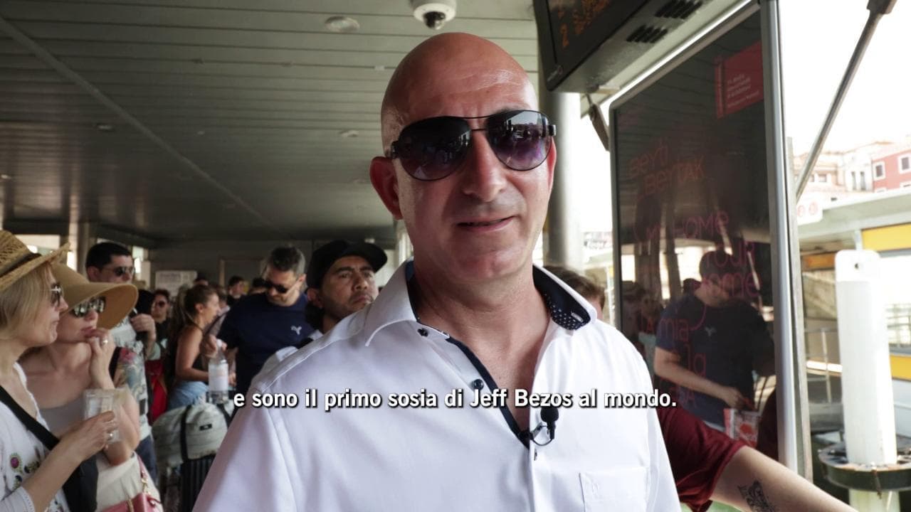 Venezia, delirio per Jeff Bezos a passeggio in città ma è un sosia tedesco: "Voglio incontrarlo, ho un regalo per lui"