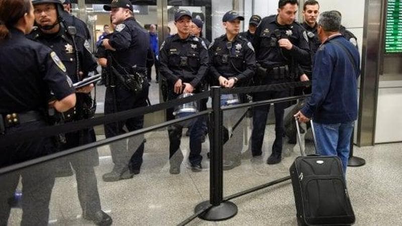 Turista norvegese sostiene di essere stato respinto per un meme su Vance. Smentita Usa: “Per droga”