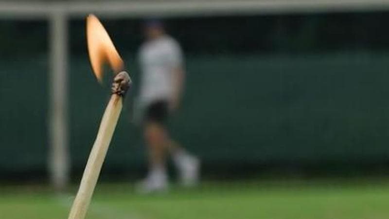 Jannik Sinner con il fiammifero acceso