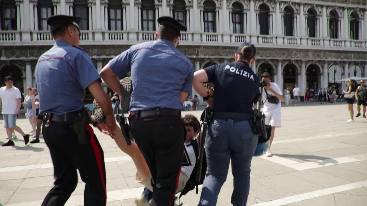 Bezos a Venezia, la protesta di Extinction Rebellion a San Marco e l'intervento della polizia
