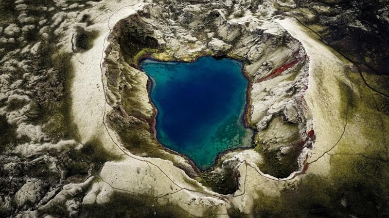 Il lago islandese Tjarnigigur, parte di un sistema vulcanico: solo nel 1913 si è capito che erano le eruzioni a portare nebbie e cambi climatici (Ingo Oeland / Alamy / ipa)
