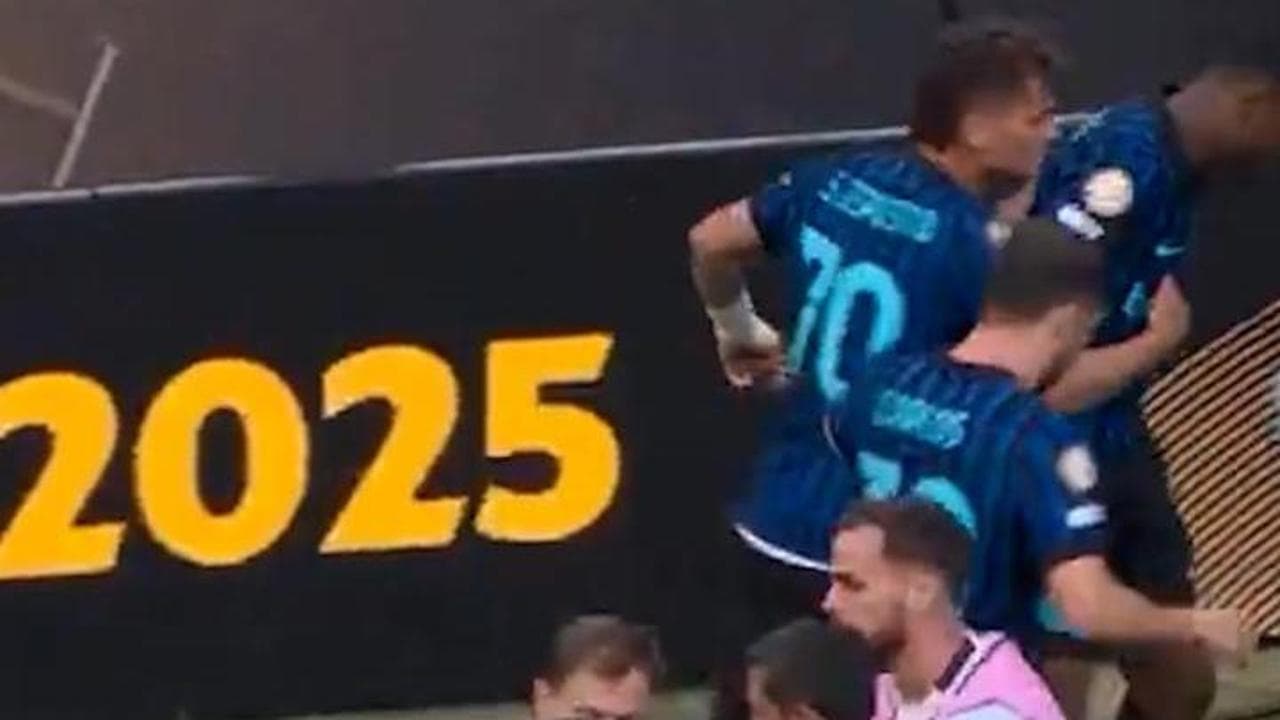 Mondiale per club, l'interista Dumfries scappa negli spogliatoi inseguito da Acuña del River