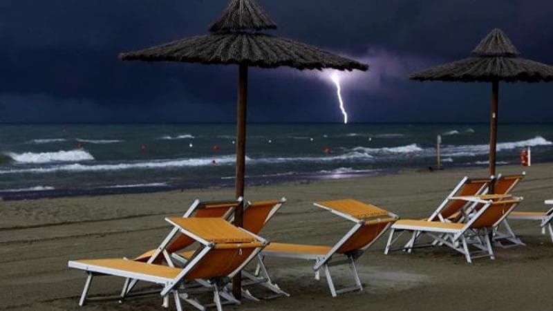Florida, la strage dei fulmini: un turista in luna di miele folgorato in mare