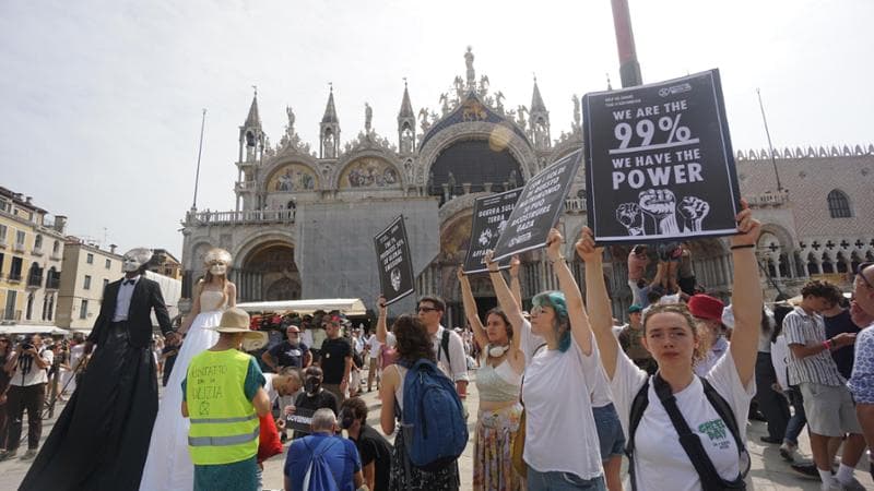 Matrimonio Bezos e Sanchez a Venezia: denunciati i manifestanti, il party blindato