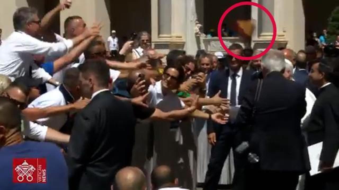 Lanciano una sciarpa della Roma al Papa, poi rischiano di travolgerlo: Leone invita alla calma
